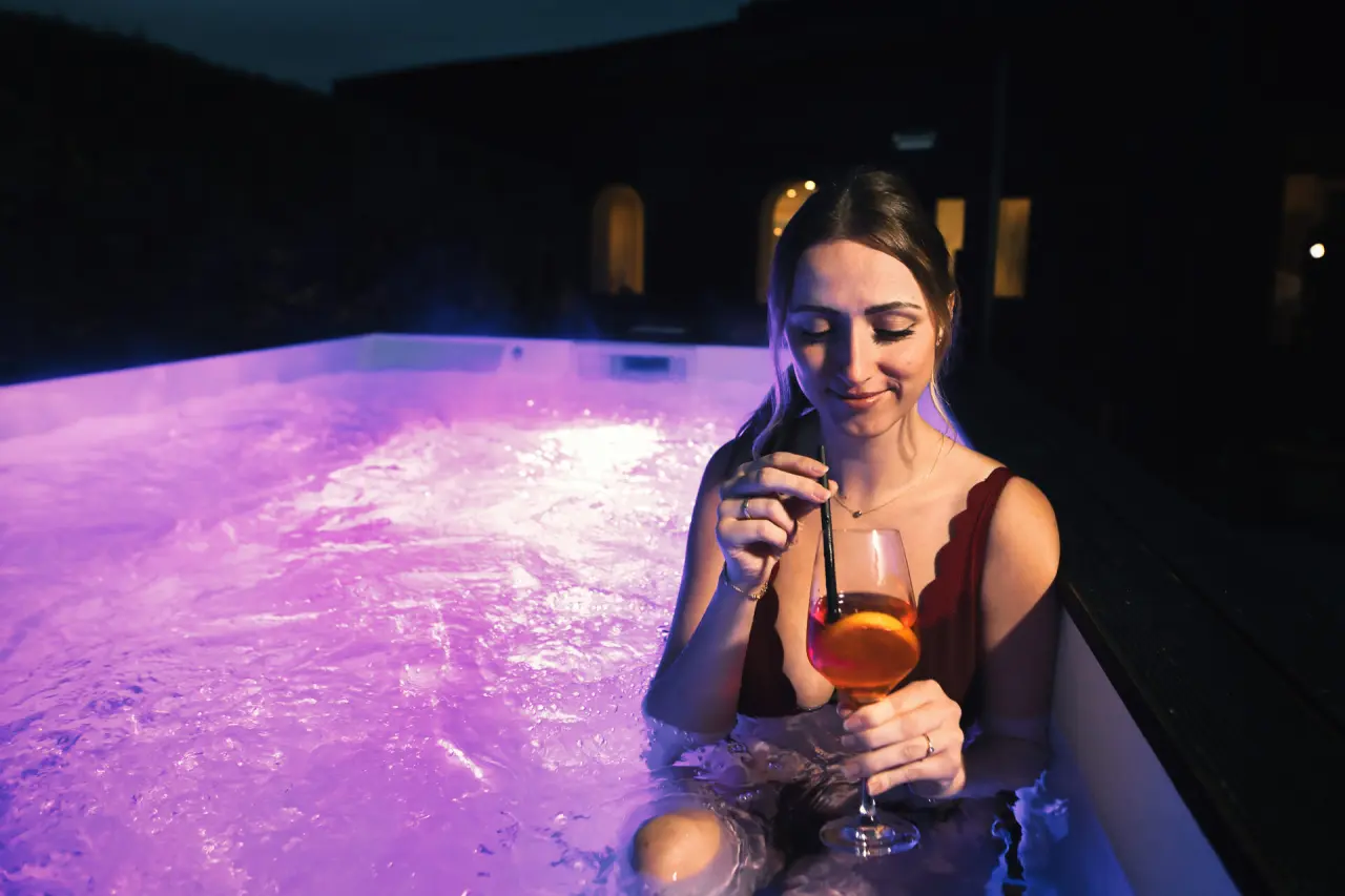 Das Kronberg - Adults Only Hotel Bodenmais in Bodenmais – Beheizter Whirlpool bei Nacht mit Beleuchtung | Wellnesshotel Bayerischer Wald