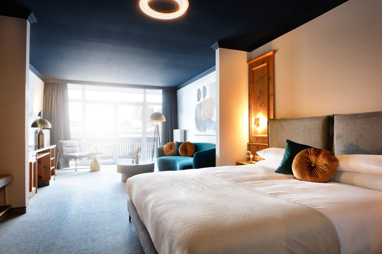 Das Kronberg - Adults Only Hotel Bodenmais in Bodenmais – Helles Design-Zimmer mit Kingsize-Bett | Wellnesshotel Bayerischer Wald