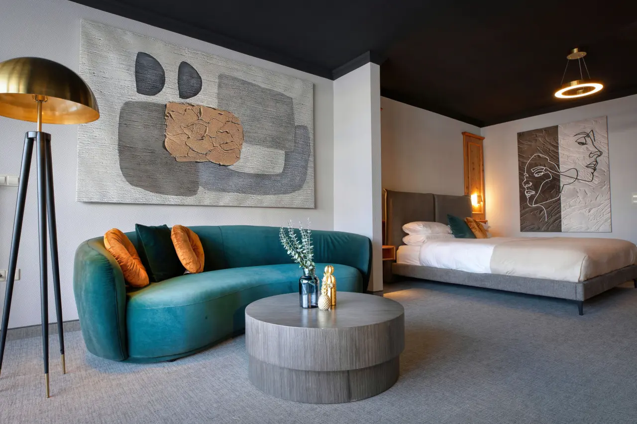 Das Kronberg - Adults Only Hotel Bodenmais in Bodenmais – Exklusive Suite mit moderner Kunst | Wellnesshotel Bayerischer Wald