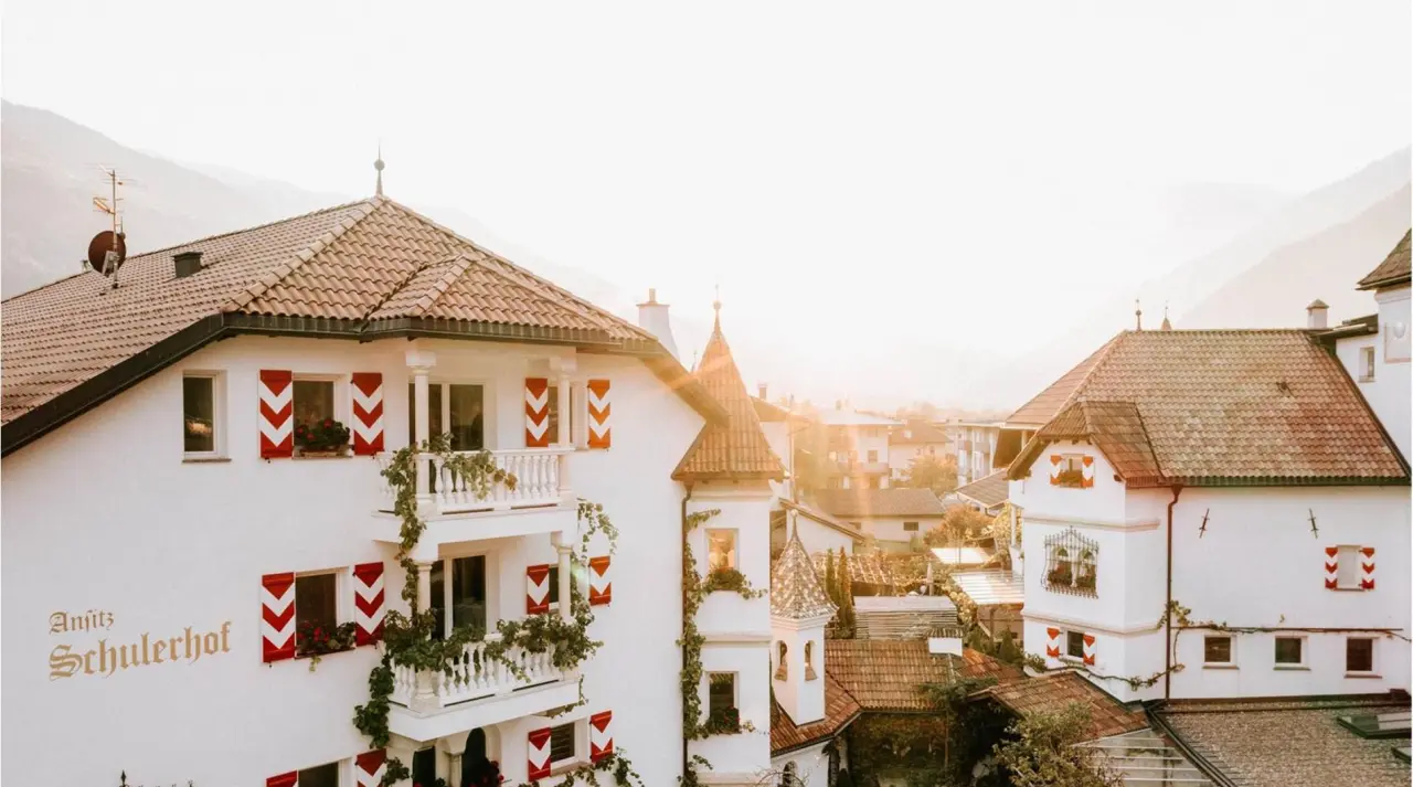 Vitalpina Hotel Schulerhof in Plaus – Traditionelle Hotelfassade im Sonnenlicht | Wellnesshotel Südtirol