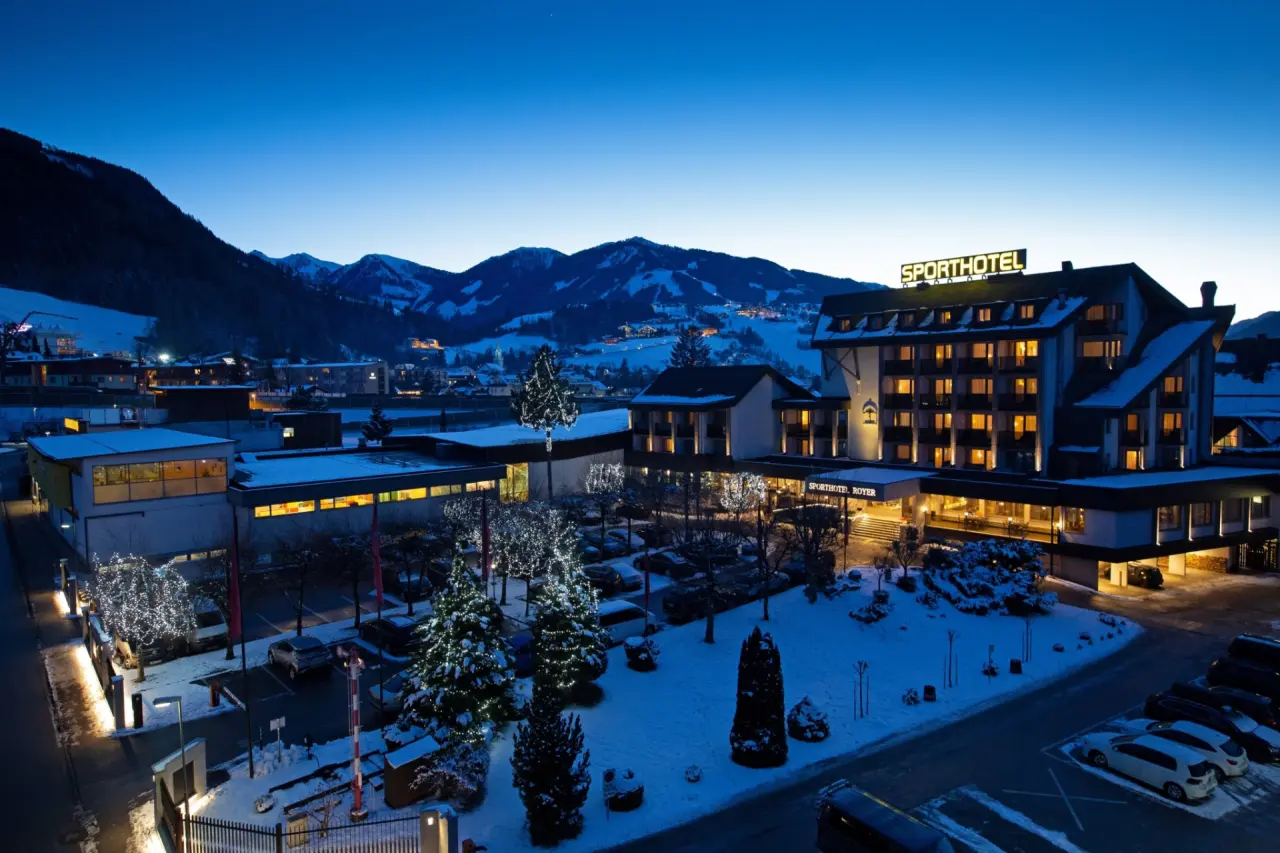 Sporthotel Royer Schladming in Schladming – Hotel bei Nacht mit Beleuchtung und verschneiter Landschaft | Wellnesshotel Steiermark