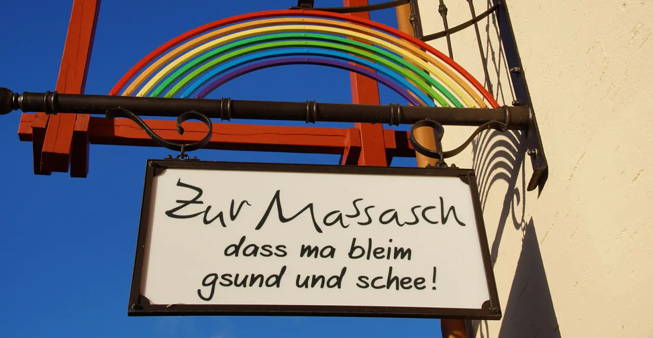 Hotel Zum Kramerwirt in Geiersthal – Dekoratives Schild mit bayerischem Spruch | Wellnesshotel Bayerischer Wald