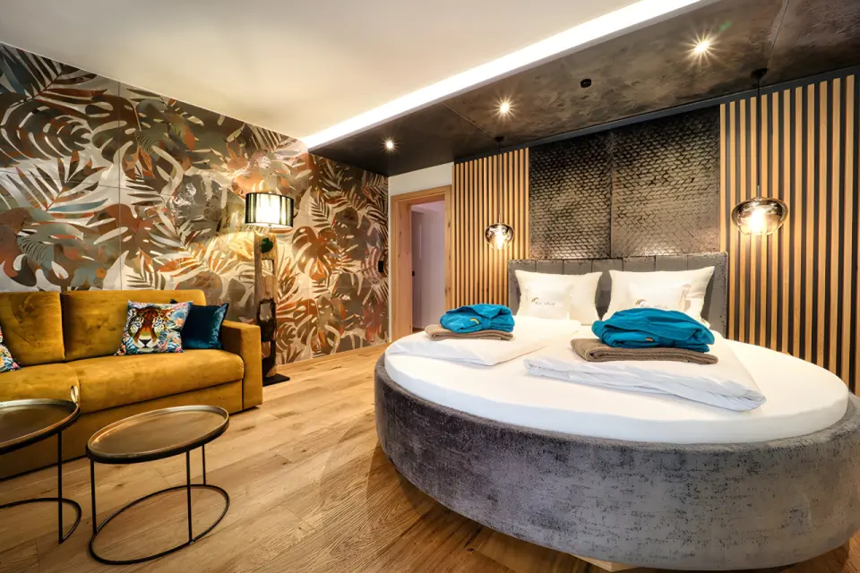 Hotel Zum Kramerwirt in Geiersthal – Modernes Hotelzimmer mit rundem Bett und Sofa | Wellnesshotel Bayerischer Wald