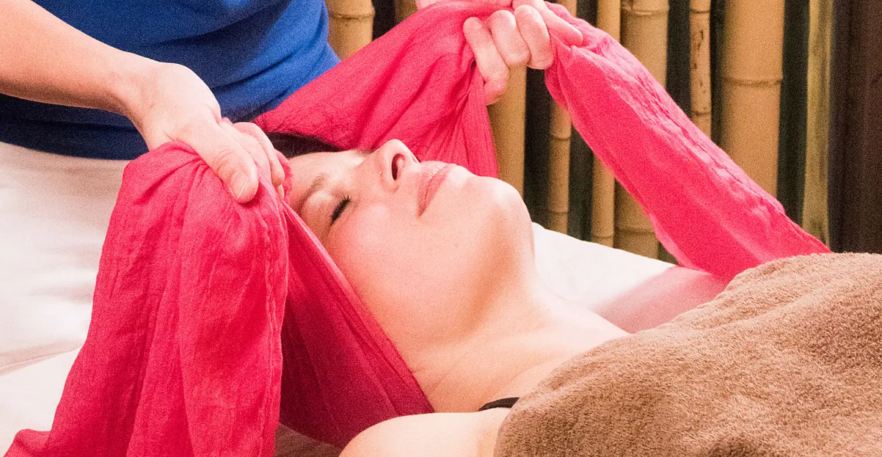 Hotel Zum Kramerwirt in Geiersthal – Frau erhält entspannende Kopfmassage im Spa | Wellnesshotel Bayerischer Wald