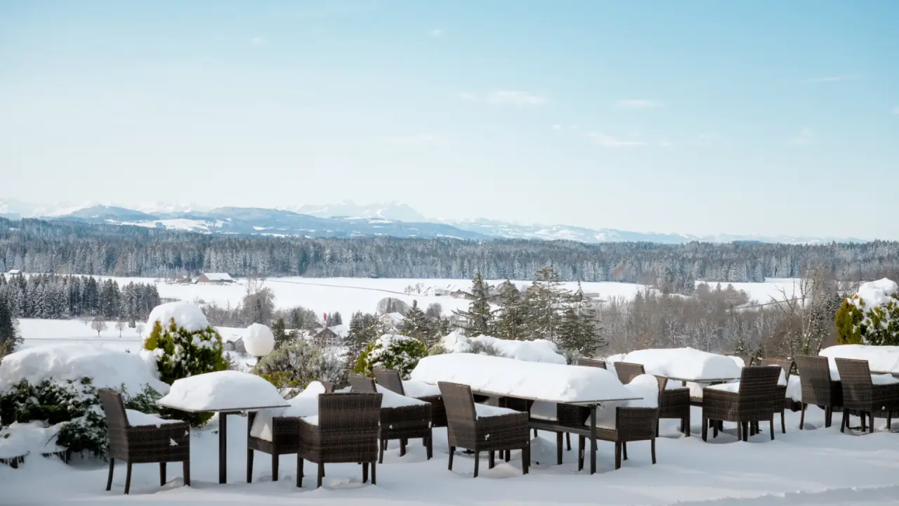 Berghotel Jägerhof in Isny – Verschneite Terrasse mit Alpenblick im Winter | Wellnesshotel Allgäu