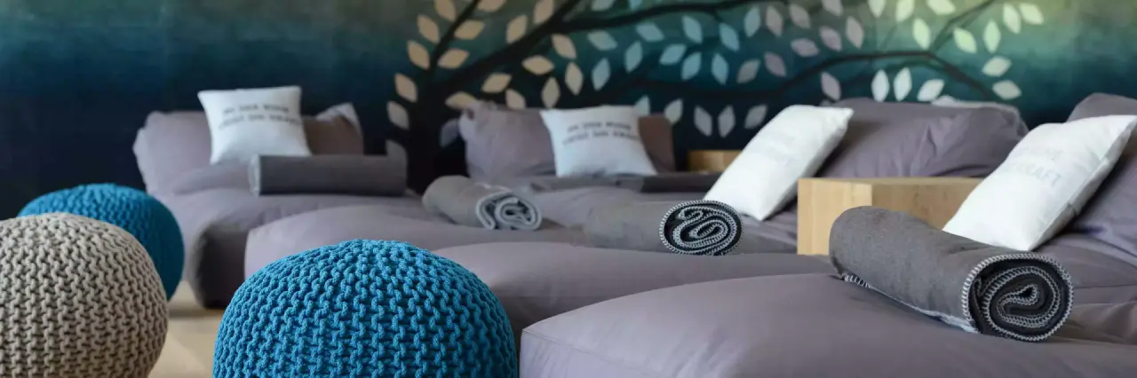 Hotel Moserhof in Seeboden – Gemütlicher Ruheraum mit Liegen und Wandmalerei im Spa-Bereich | Wellnesshotel Kärnten