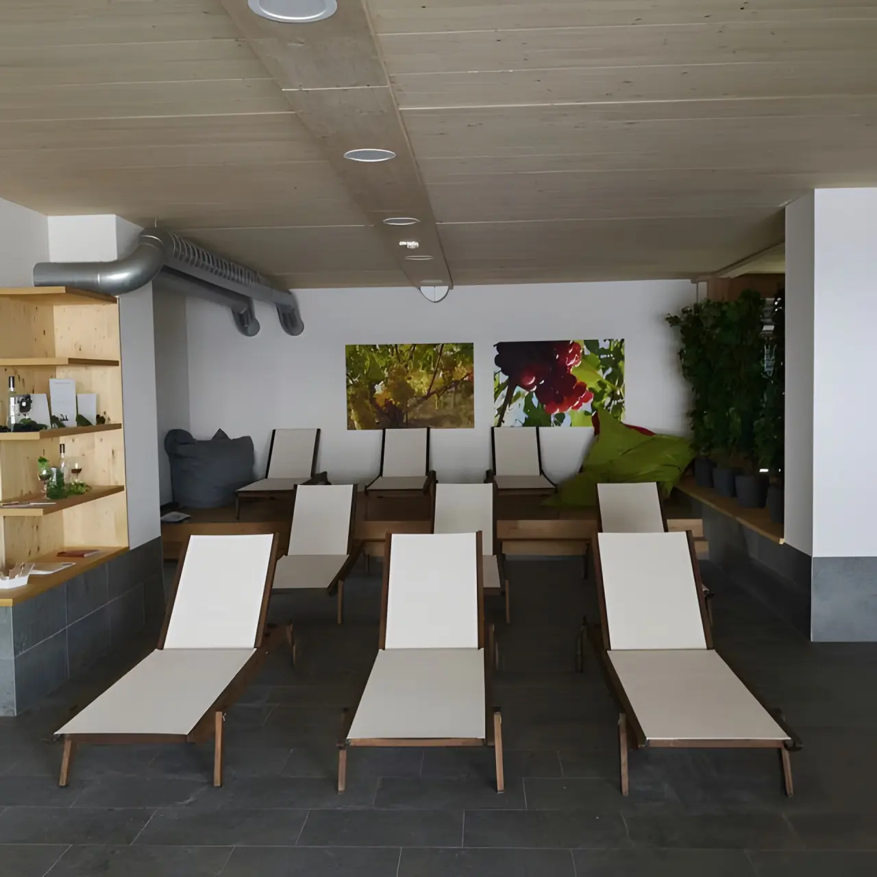 sonnenhotel WEINGUT RÖMMERT in Volkach – Entspannungsbereich mit Liegen im Spa | Wellnesshotel Franken