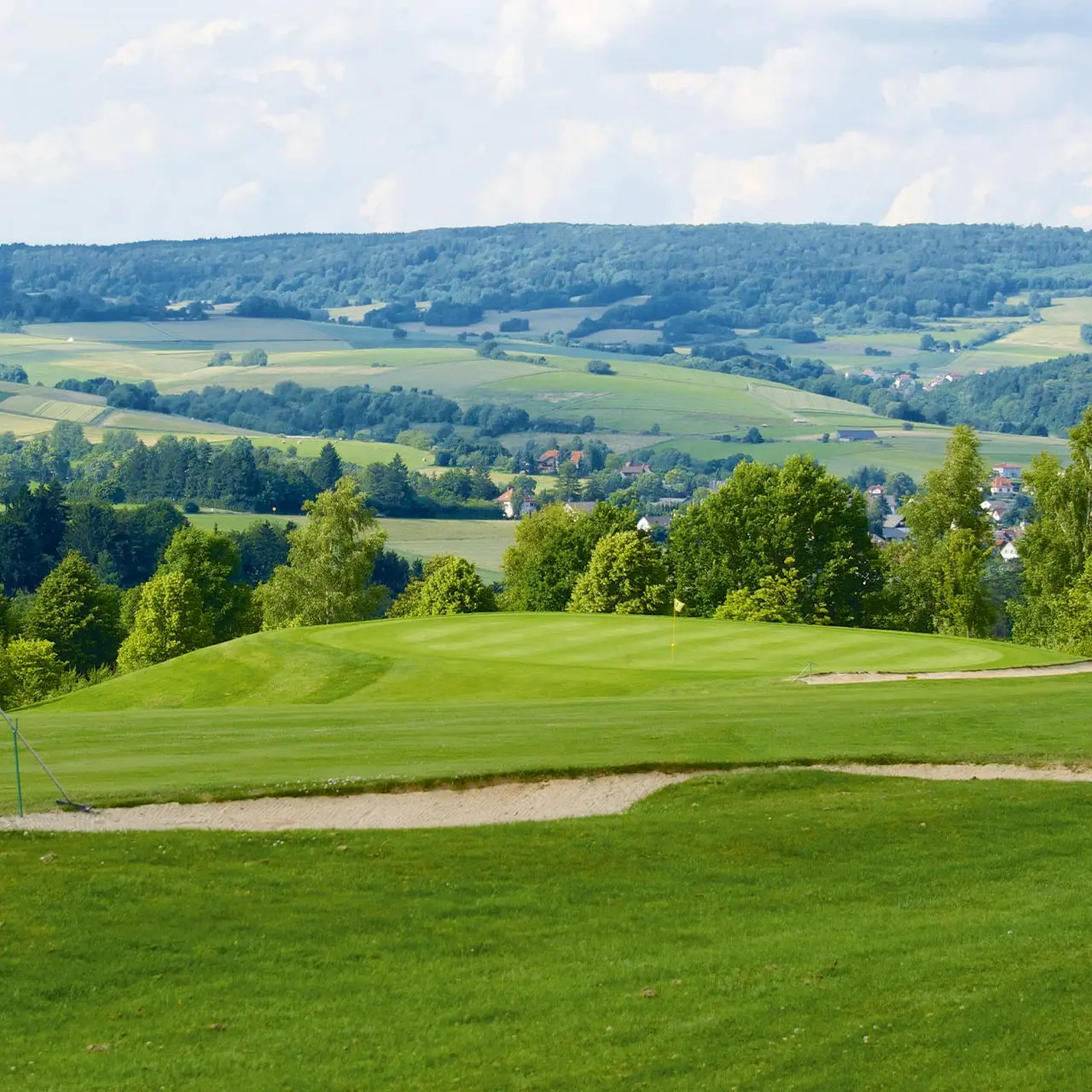 Parkhotel Zum Stern in Oberaula – Golfplatz mit grüner Landschaft | Wellnesshotel Hessen