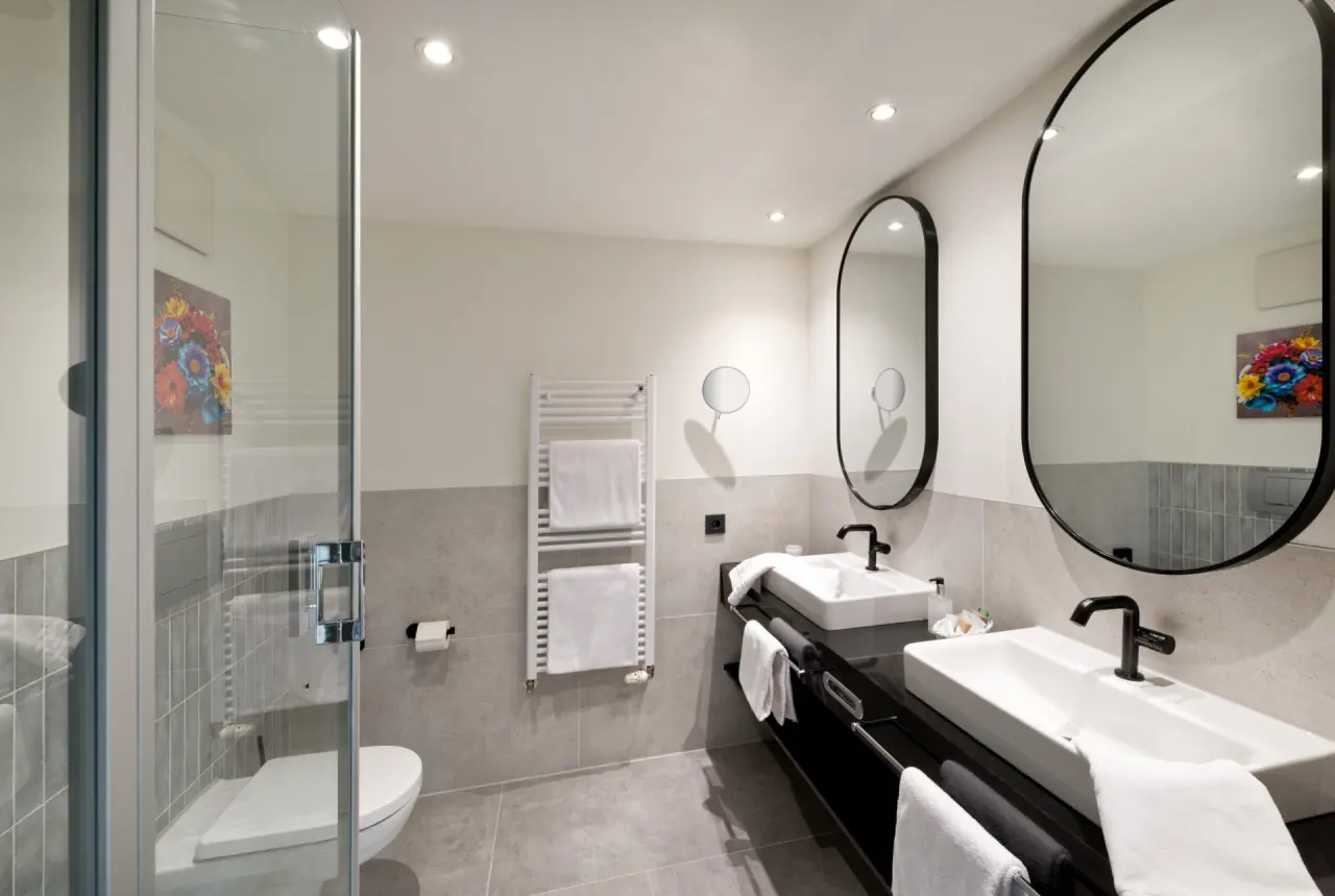 Ringhotel Am Stadtpark in Lünen – Modernes Badezimmer mit Doppelwaschbecken | Wellnesshotel Ruhrgebiet