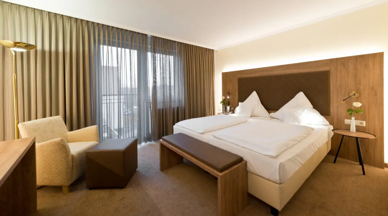 Ringhotel Am Stadtpark in Lünen – Gemütliches Doppelzimmer mit Sessel und modernem Design | Wellnesshotel Ruhrgebiet