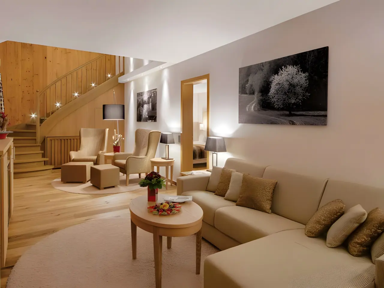 Hotel Sonnengut in Bad Birnbach – Großzügiger Wohnbereich einer Suite mit Holztreppe | Wellnesshotel Rottal