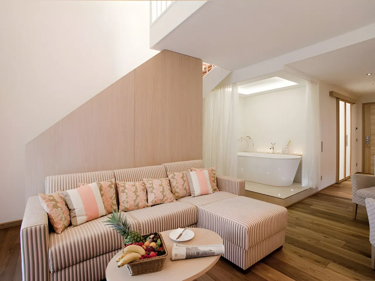 Hotel Sonnengut in Bad Birnbach – Gemütliche Suite mit Sofa und Obstkorb | Wellnesshotel Rottal