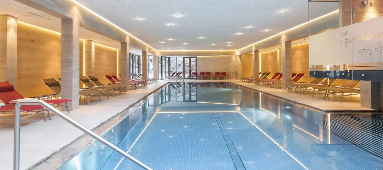 Hotel Tyrolerhof in Sölden – Großzügiger Innenpool mit bequemen Liegen | Wellnesshotel Tirol