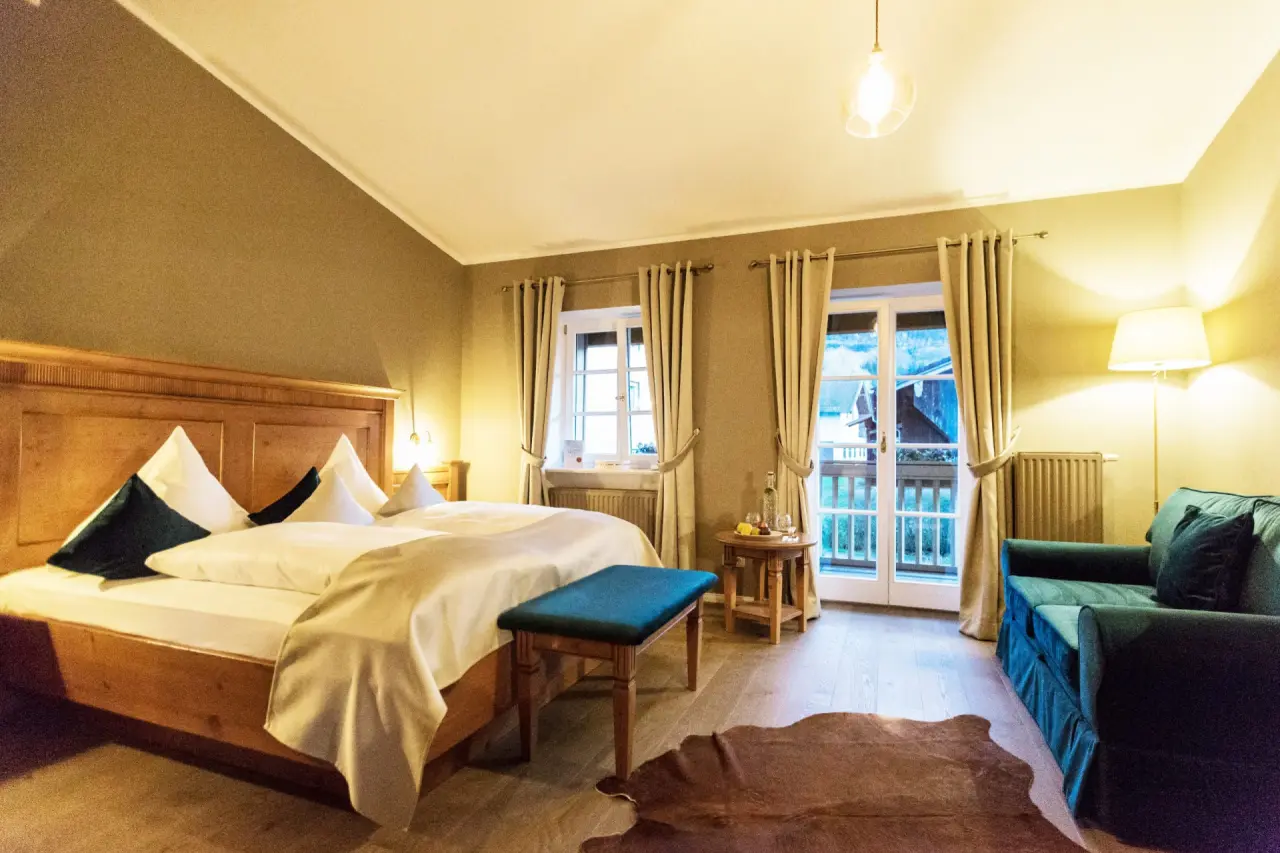 Landgasthof Karner in Frasdorf – Gemütliches Doppelzimmer mit Holzbett und Sofa | Wellnesshotel Chiemgau