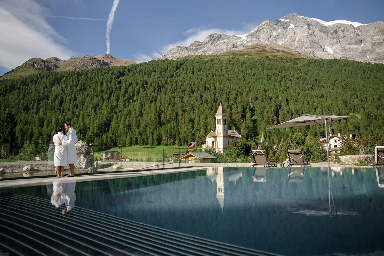 Alpin Spa Hotel die Post in Bormio – Infinity-Außenpool mit Blick auf Berge und Dorf | Wellnesshotel Bormio