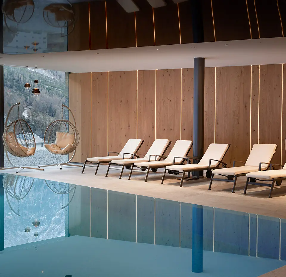 Alpin Spa Hotel die Post in Bormio – Moderner Innenpool mit bequemen Liegen | Wellnesshotel Alpen