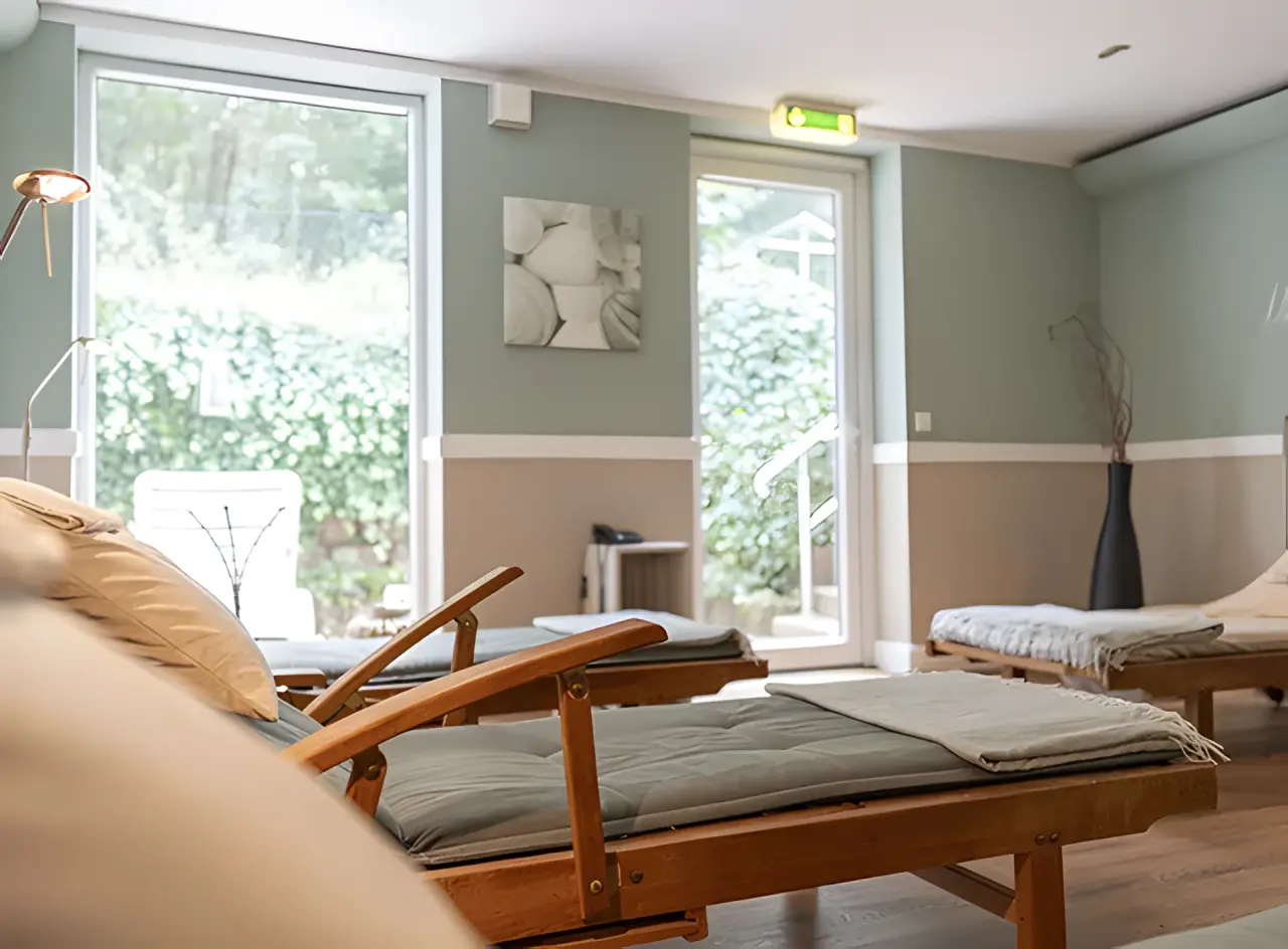 Ringhotel Villa Margarete in Waren (Müritz) – Entspannungsbereich mit Liegen und Blick ins Grüne | Wellnesshotel Mecklenburg-Vorpommern