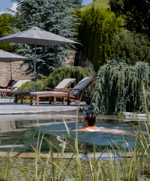 Jerzner Hof in Jerzens – Naturbadeteich mit Liegebereich und grüner Umgebung | Wellnesshotel Pitztal