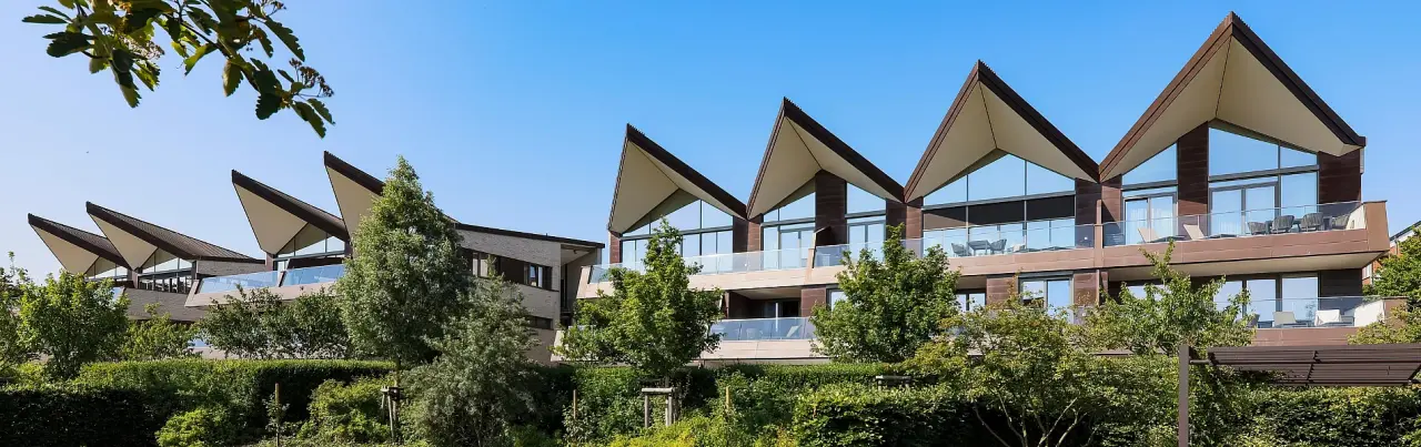 Upstalsboom Wyk auf Föhr in Wyk auf Föhr – Moderne Hotelfassade mit markanten Dächern und Balkonen | Wellnesshotel Nordsee