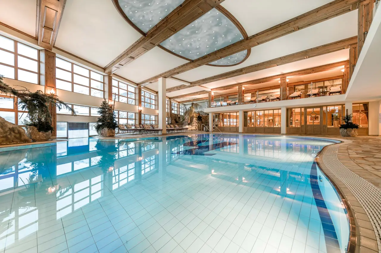 Alpen-Wellness Resort Hochfirst in Obergurgl – Großzügiger Innenpool mit Holzdecken und Panoramafenstern | Wellnesshotel Tirol