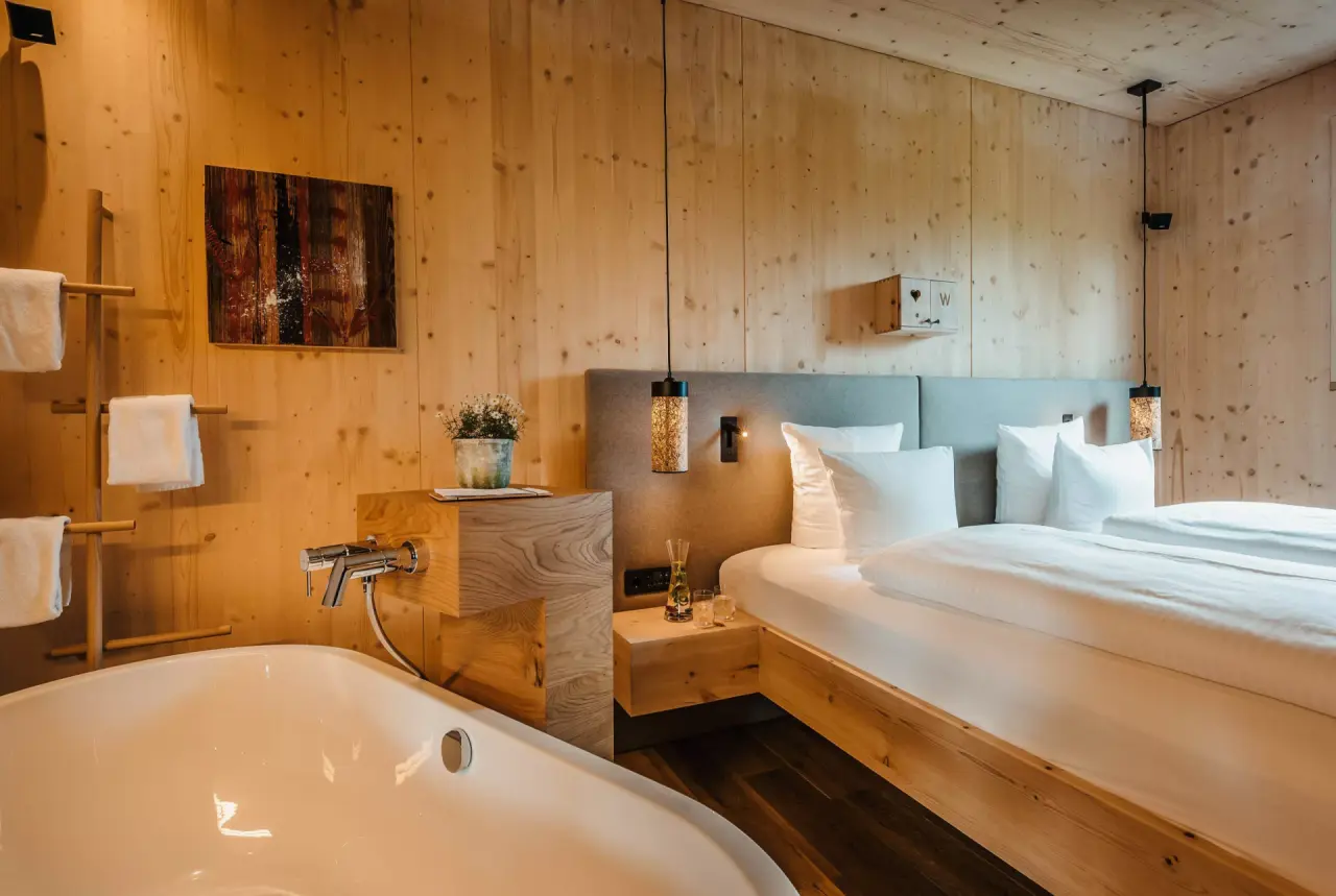 WERDENFELSEREI in Garmisch-Partenkirchen – Exklusives Hotelzimmer mit freistehender Badewanne | Wellnesshotel Alpenregion