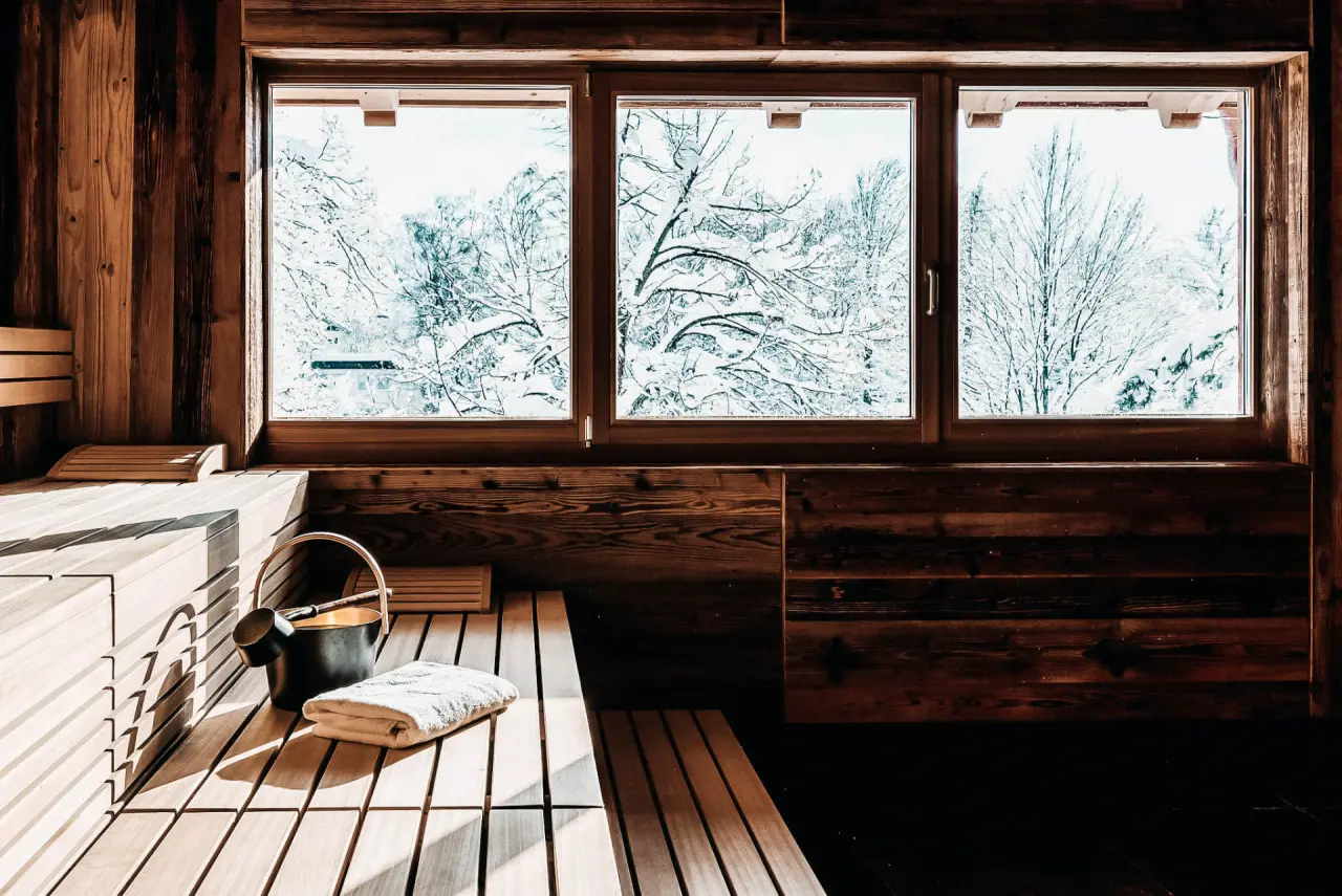 WERDENFELSEREI in Garmisch-Partenkirchen – Moderne Sauna mit Panoramablick auf die verschneite Landschaft | Wellnesshotel Bayern