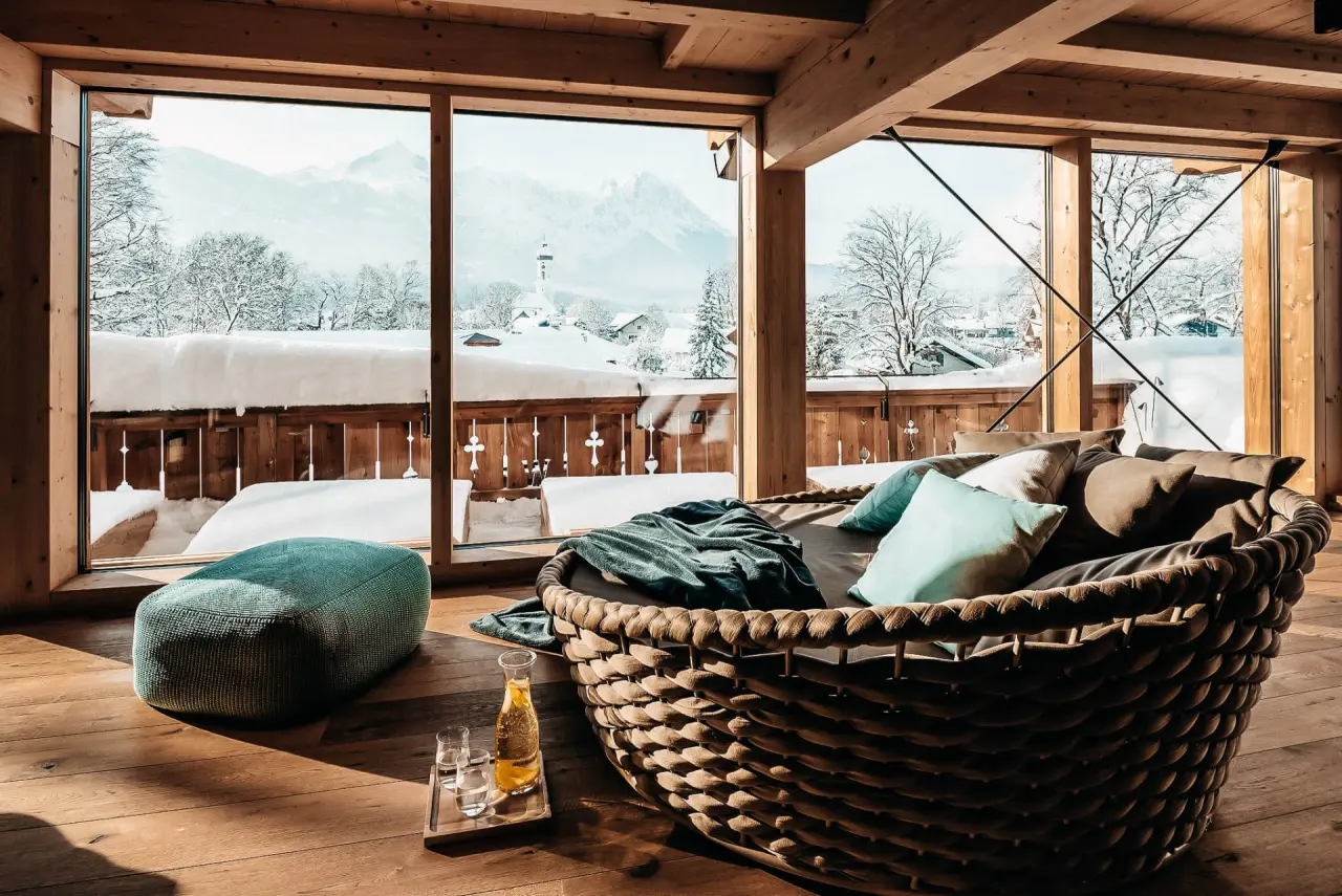 WERDENFELSEREI in Garmisch-Partenkirchen – Gemütlicher Ruheraum mit Panoramablick auf die verschneiten Berge | Wellnesshotel Bayern