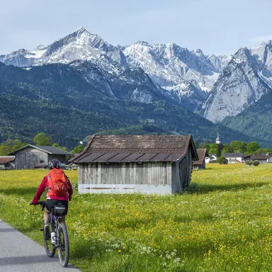 Hotel Zugspitze in Garmisch-Partenkirchen – Radfahrer vor malerischer Alpenkulisse | Wellnesshotel Alpen