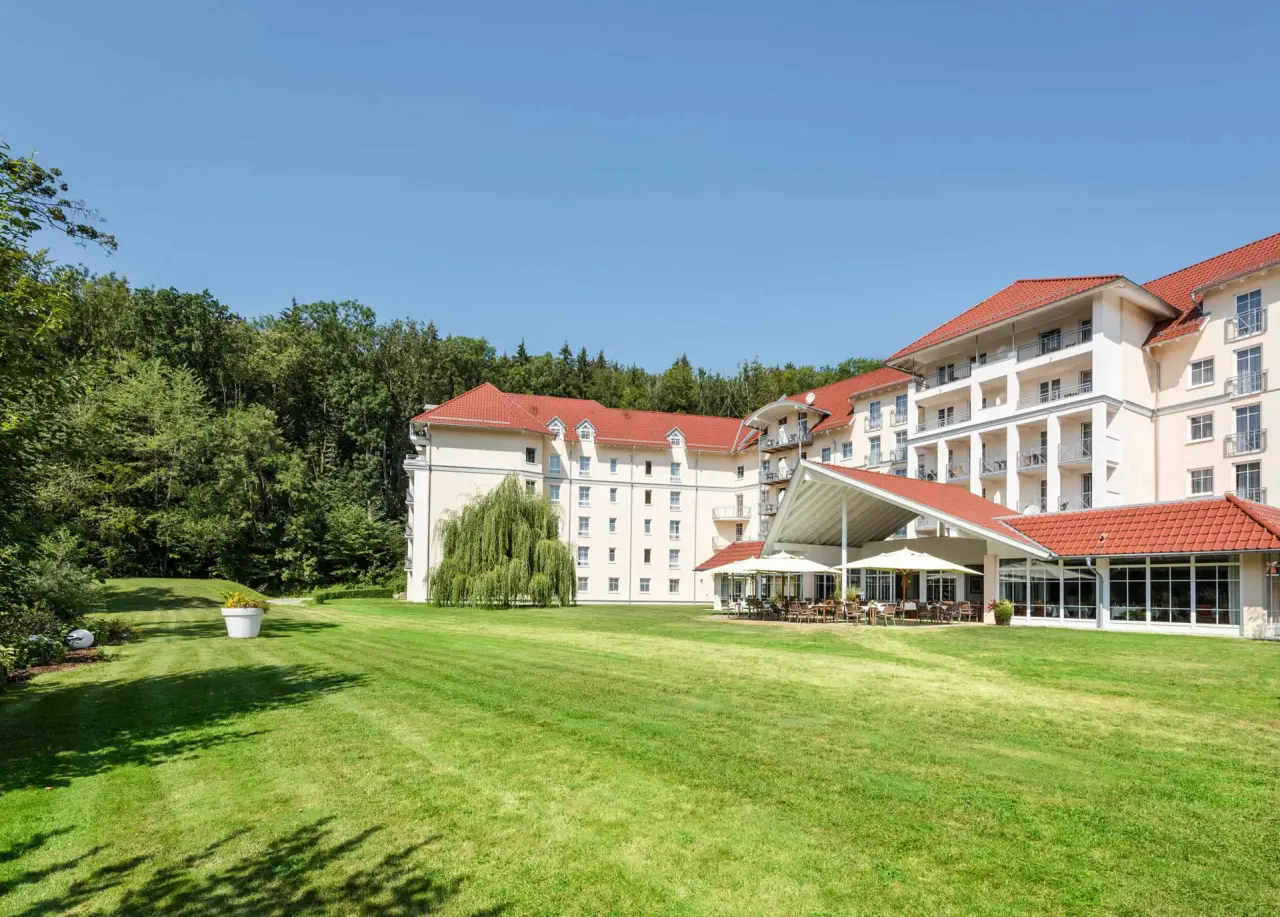 Best Western Plus Parkhotel Maximilian in Ottobeuren – Außenansicht mit weitläufiger Grünfläche | Wellnesshotel Allgäu