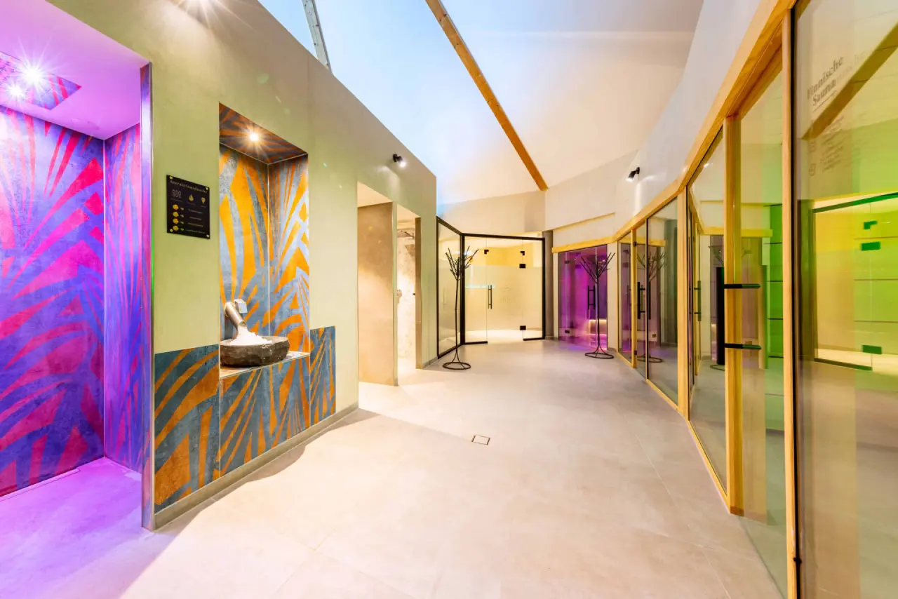 Best Western Plus Parkhotel Maximilian in Ottobeuren – Moderner Spa-Flur mit farbiger Beleuchtung | Wellnesshotel Allgäu