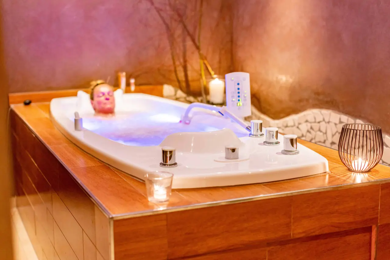 Best Western Plus Parkhotel Maximilian in Ottobeuren – Gast entspannt in einer Hydro-Massage-Wanne | Wellnesshotel Allgäu