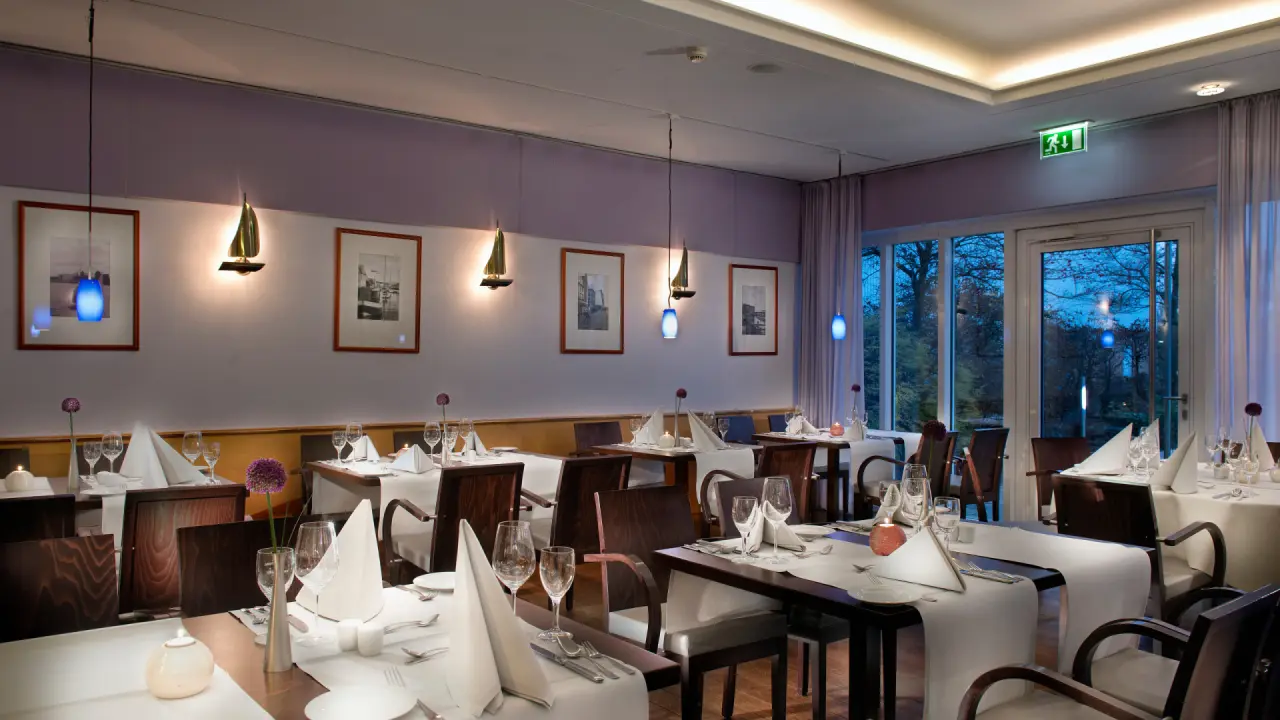 Wyndham Hotel Stralsund HanseDom in Stralsund – Elegantes Restaurant mit gedeckten Tischen | Wellnesshotel Ostsee