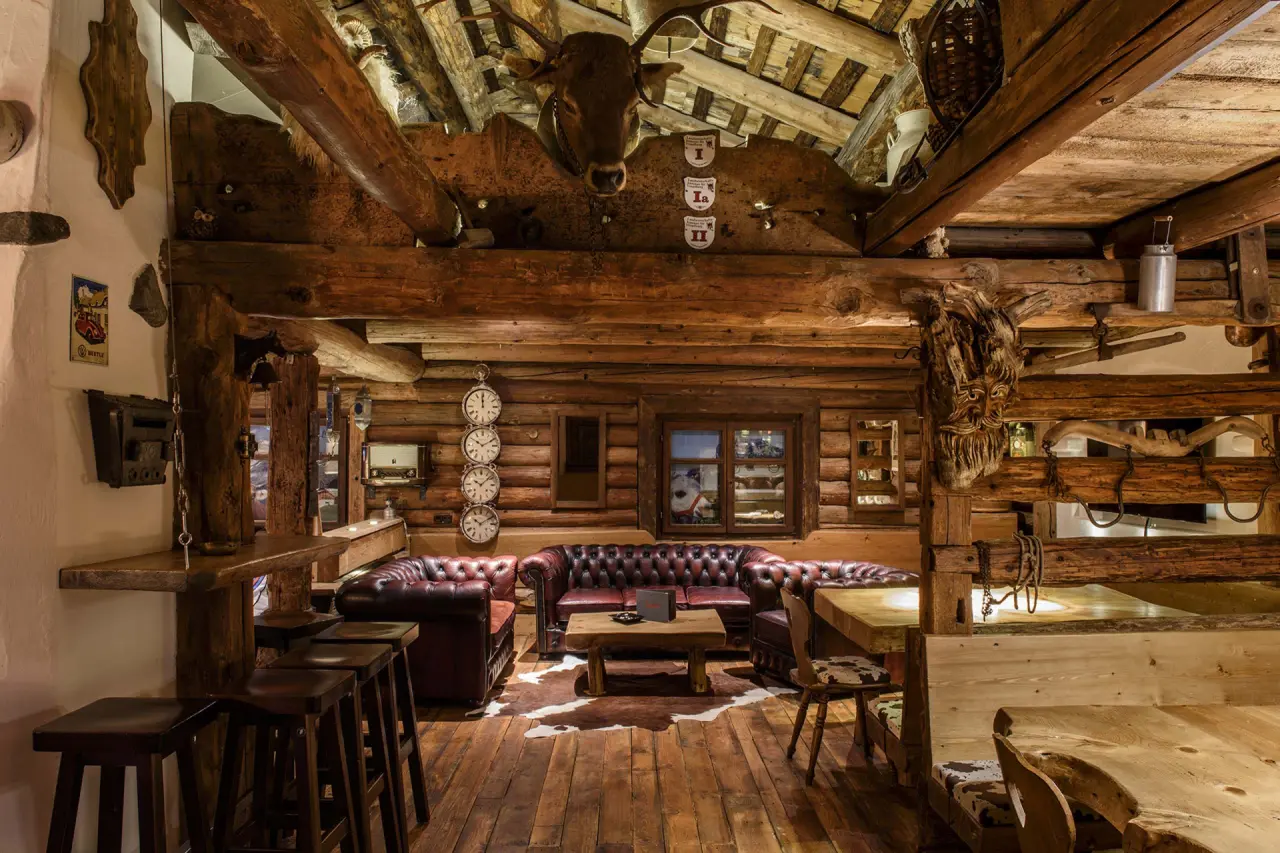 Sporthotel Grandau in St. Gallenkirch – Rustikale Hotellounge mit Holzbalken und Ledersofas | Wellnesshotel Vorarlberg