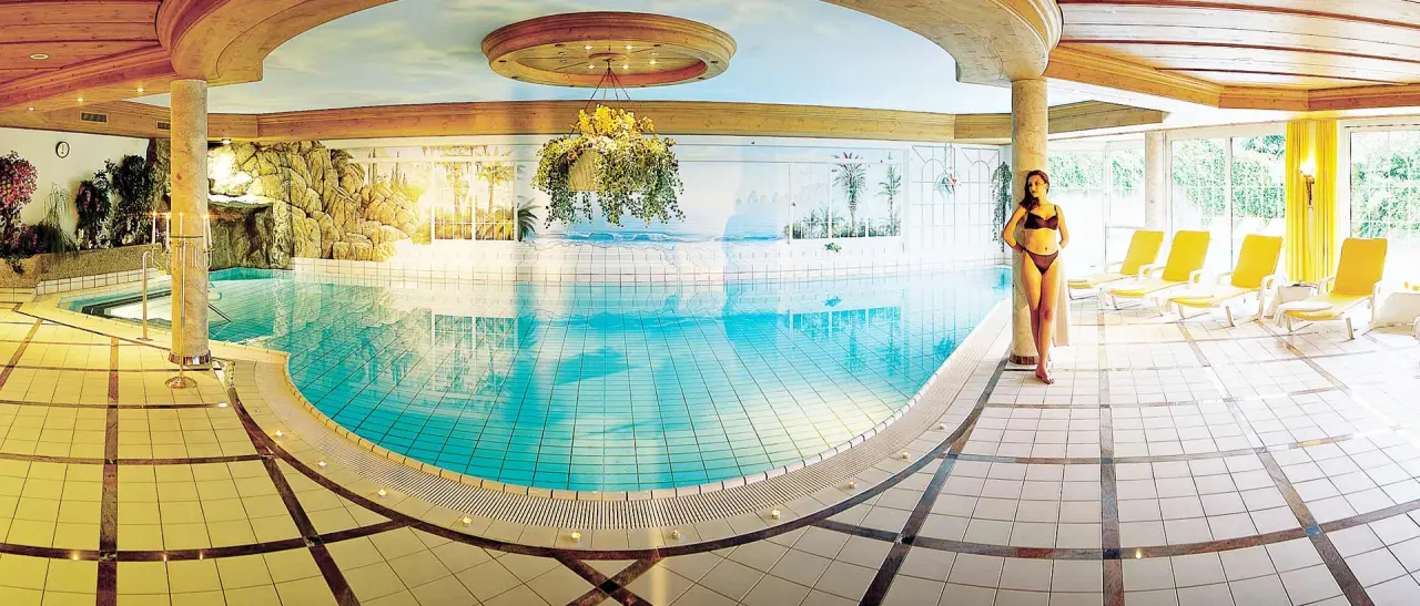 Hotel Jagdhof in Riezlern – Großzügiger Innenpool mit Liegebereich und Badegast | Wellnesshotel Kleinwalsertal