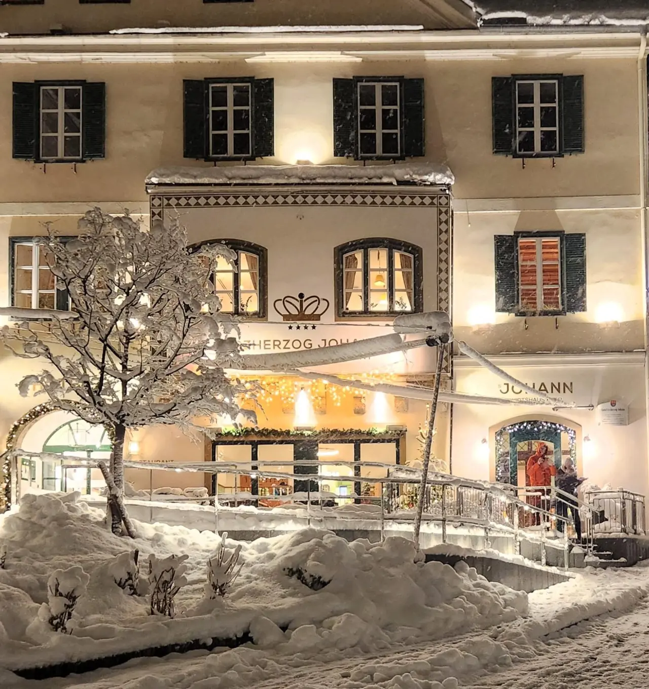 Spa Hotel Erzherzog Johann in Bad Aussee – Hotel-Außenansicht im winterlichen Schnee | Wellnesshotel Salzkammergut
