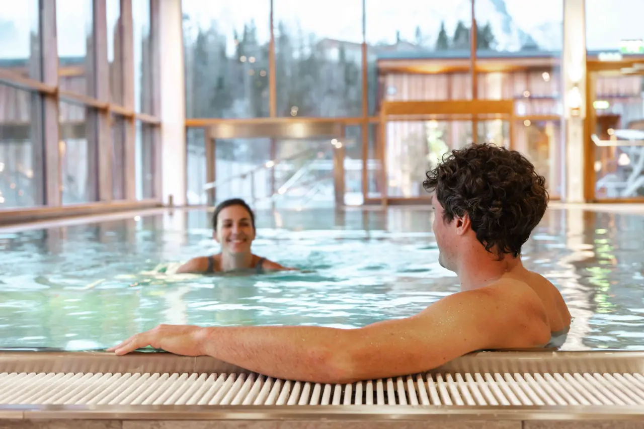 Spa Hotel Erzherzog Johann in Bad Aussee – Gäste genießen den hellen Innenpool | Wellnesshotel Salzkammergut