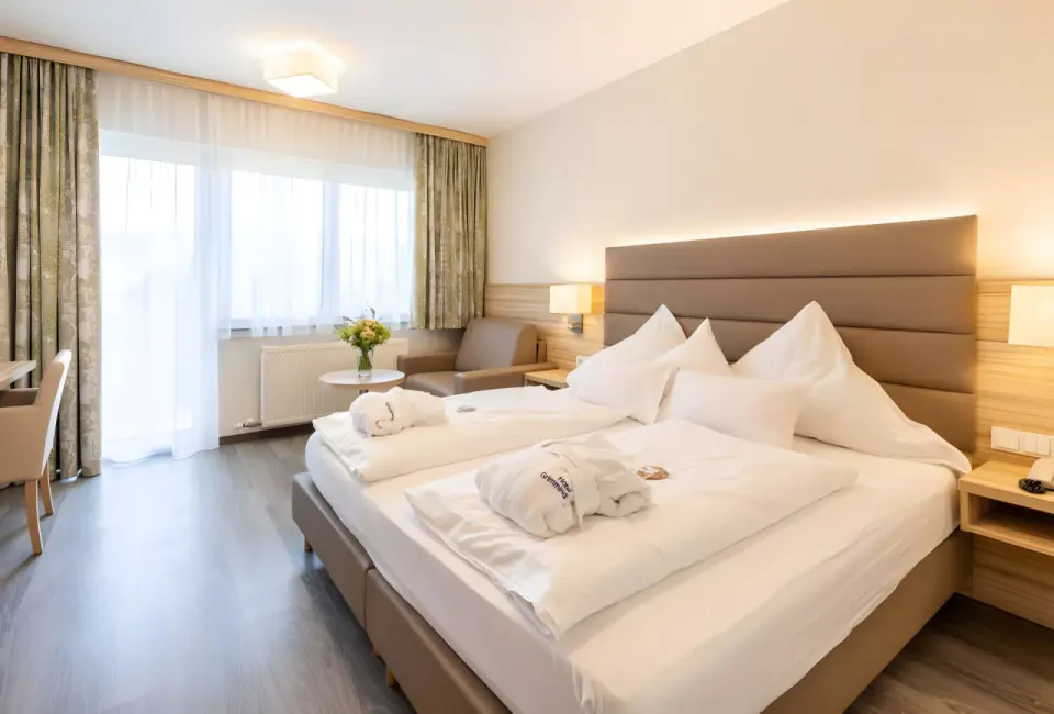 Hotel Grimmingblick in Bad Mitterndorf – Luftaufnahme des Hotels mit Außenpool und Bergkulisse | Wellnesshotel Steiermark