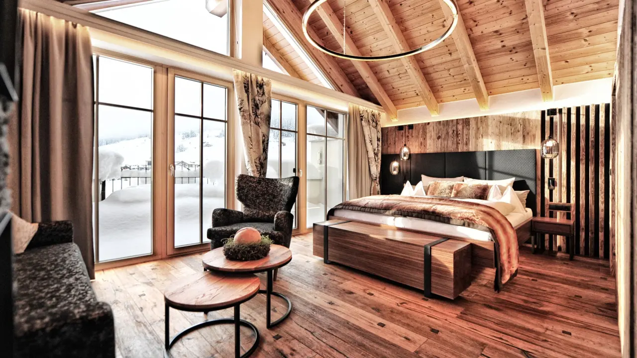 Hotel Salnerhof in Ischgl – Gemütliches Hotelzimmer mit Bergblick und großen Fenstern | Wellnesshotel Tirol