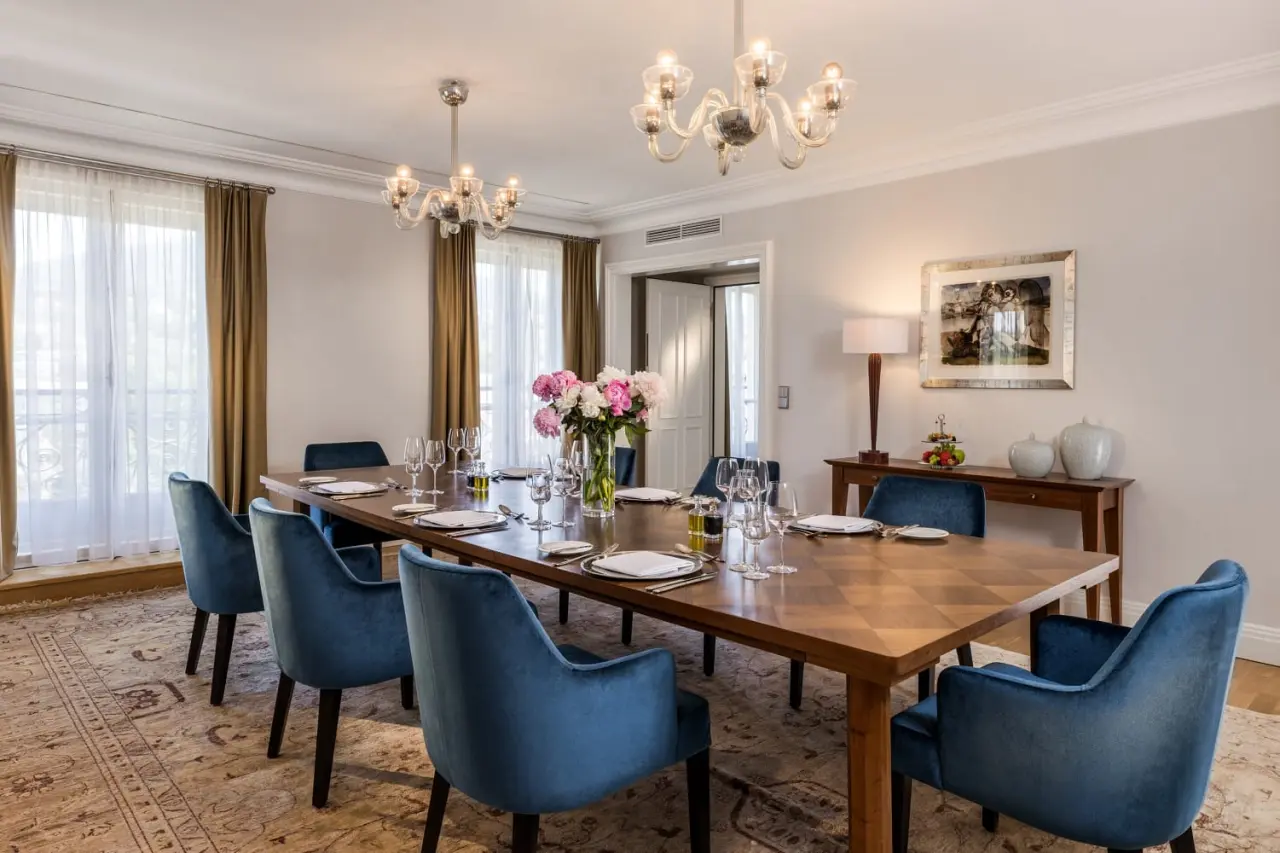 Maison Messmer in Baden-Baden – Stilvoller Speisesaal mit langer Tafel und Kronleuchtern | Wellnesshotel Schwarzwald