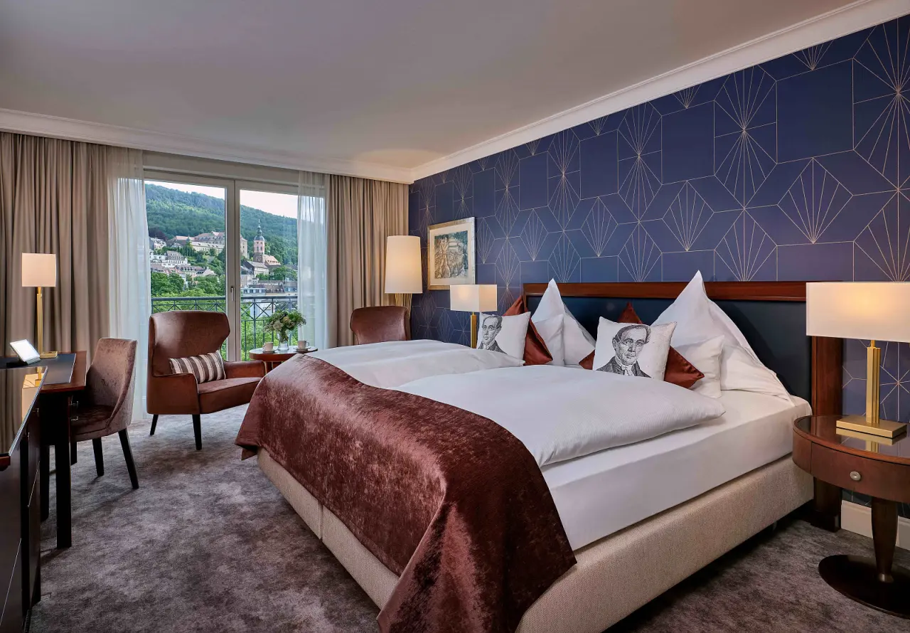Maison Messmer in Baden-Baden – Elegantes Doppelzimmer mit Balkon und Blick auf die Stadt | Wellnesshotel Schwarzwald