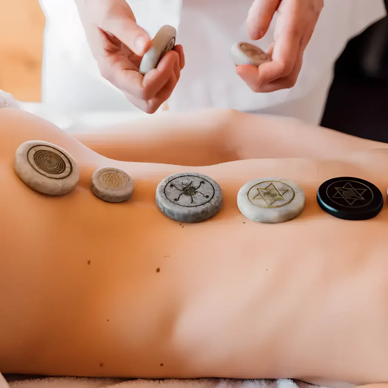 LEBE FREI Hotel DER LÖWE in Leogang – Hot Stone Massage im Spa-Bereich | Wellnesshotel Salzburger Land
