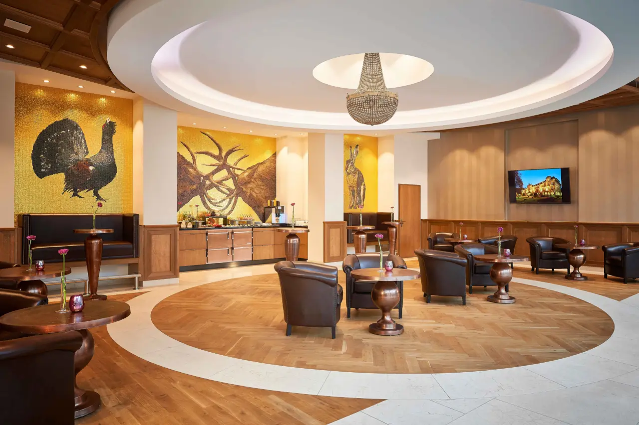 Dorint Resort & Spa Bad Brückenau in Bad Brückenau – Moderne Lounge mit stilvollen Mosaiken und Sitzbereichen | Wellnesshotel Rhön