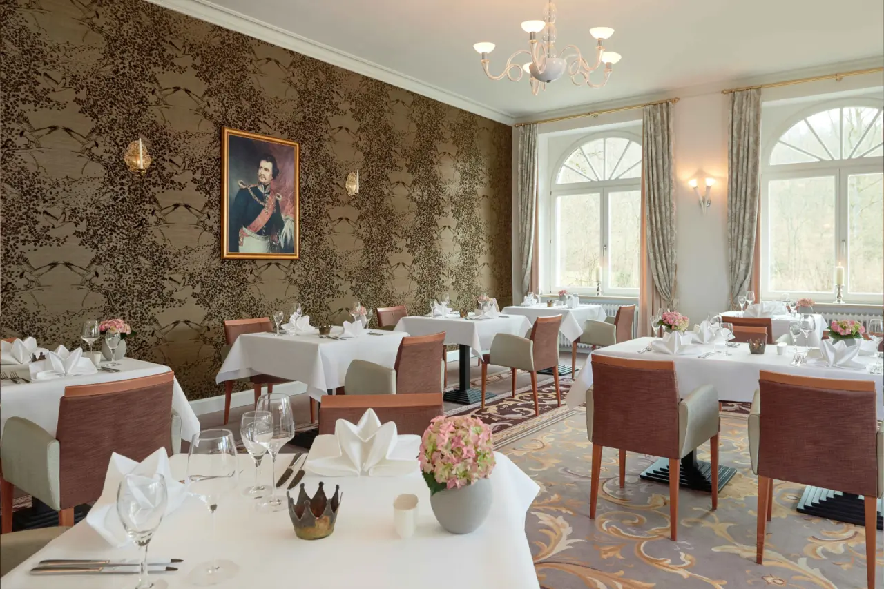 Dorint Resort & Spa Bad Brückenau in Bad Brückenau – Elegantes Restaurant mit festlich gedeckten Tischen | Wellnesshotel Rhön