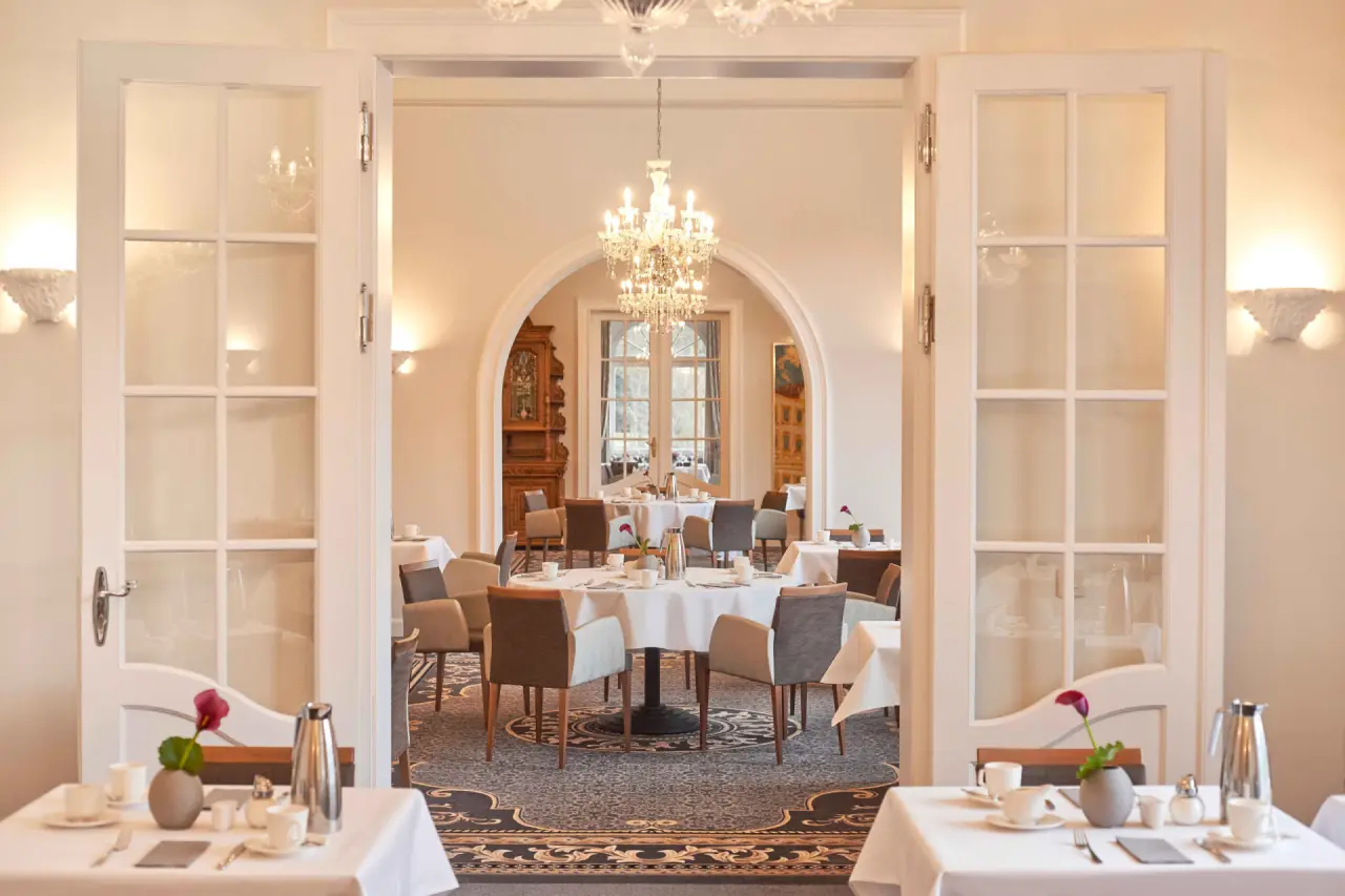 Dorint Resort & Spa Bad Brückenau in Bad Brückenau – Einladender Restaurantbereich mit Kronleuchter und stilvoller Einrichtung | Wellnesshotel Rhön