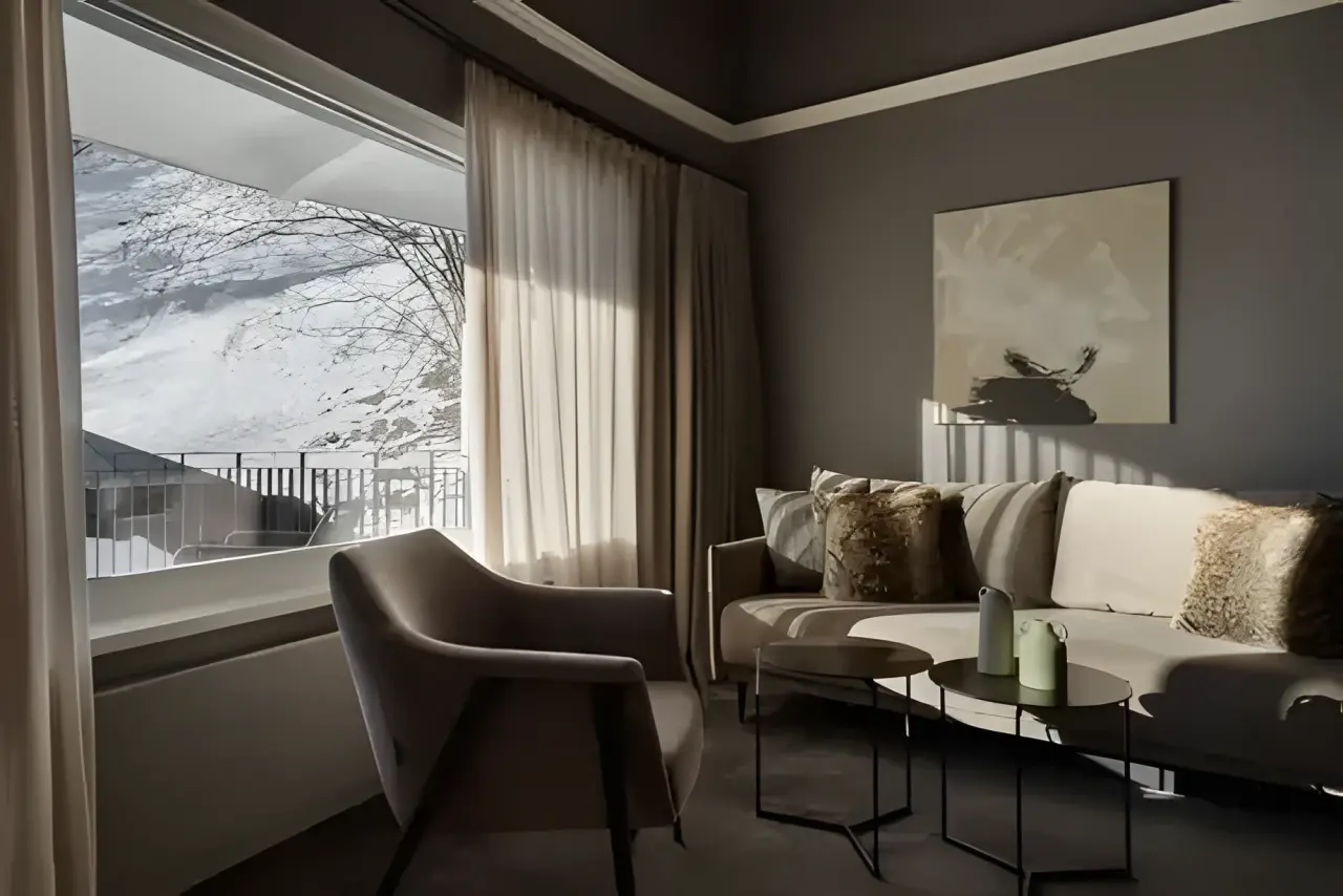 Hotel Erika in Kitzbühel – Gemütlicher Wohnbereich einer Suite mit Winterblick | Wellnesshotel Tirol