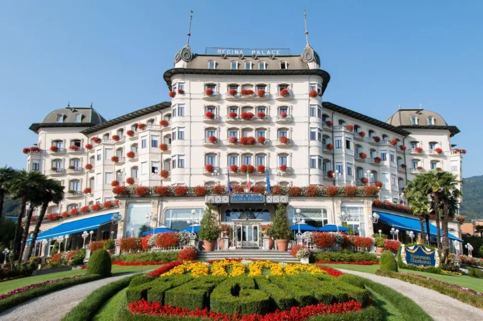 Regina Palace Hotel in Vico Morcote – Prachtvolle Außenansicht mit blühendem Garten | Wellnesshotel Tessin