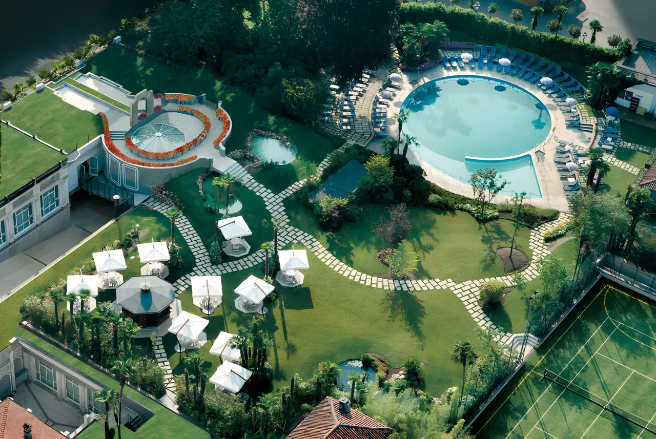 Regina Palace Hotel in Vico Morcote – Luftaufnahme des Pools und der weitläufigen Gartenanlage | Wellnesshotel Tessin