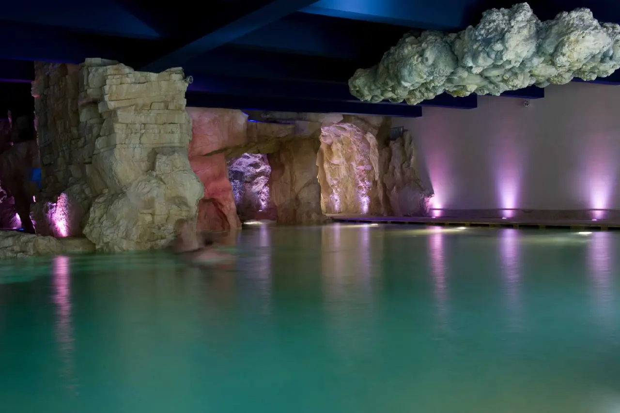 Regina Palace Hotel in Vico Morcote – Einzigartiger Indoor-Pool mit Felslandschaft und Ambientebeleuchtung | Wellnesshotel Tessin