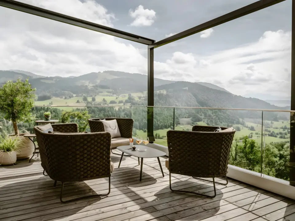 Bergkristall - Mein Resort im Allgäu in Oberstaufen-Willis – Sonnenterrasse mit Lounge-Möbeln und Bergblick | Wellnesshotel Allgäu
