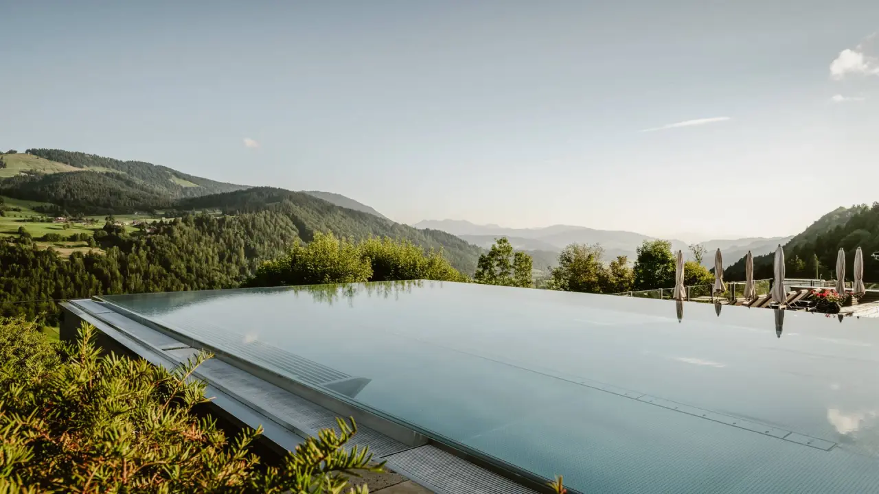 Bergkristall - Mein Resort im Allgäu in Oberstaufen-Willis – Infinity-Außenpool mit Bergblick | Wellnesshotel Allgäu